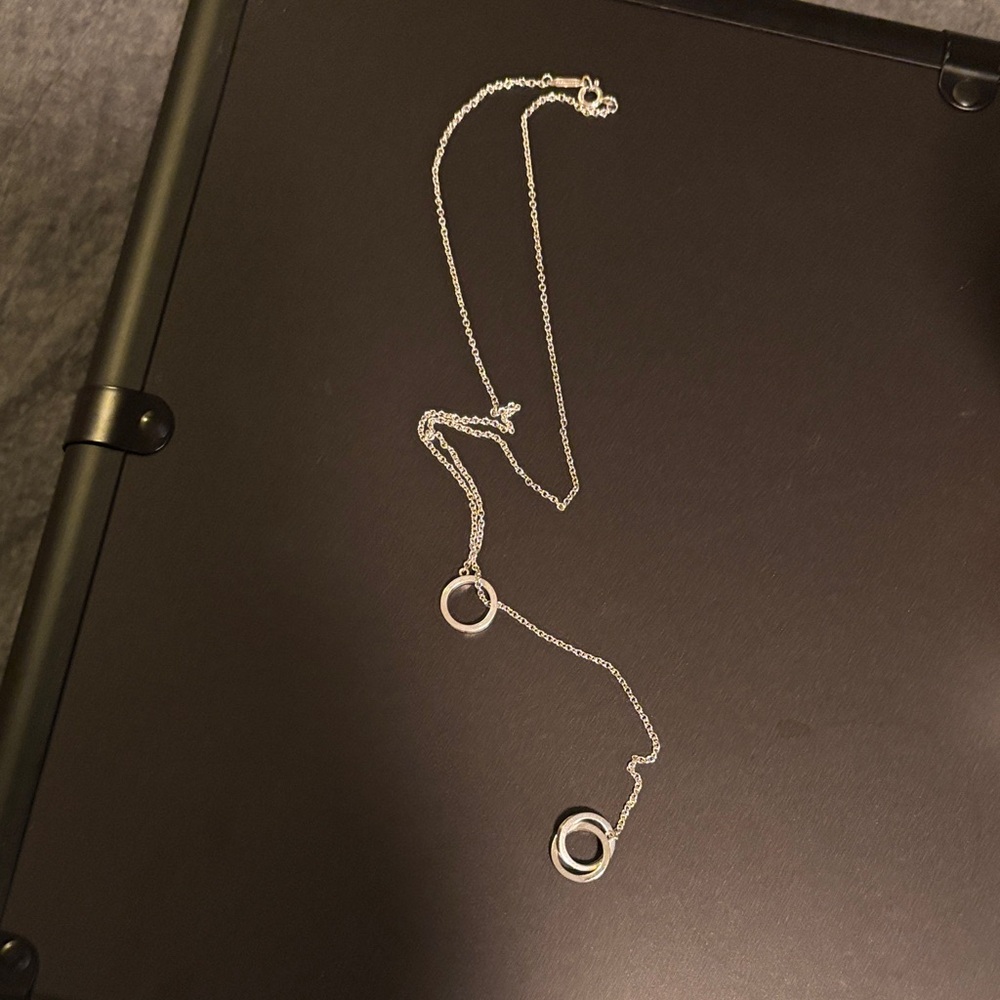 J19 TIFFANY AND CO Elegant Silver Necklace with Interlocking Rings